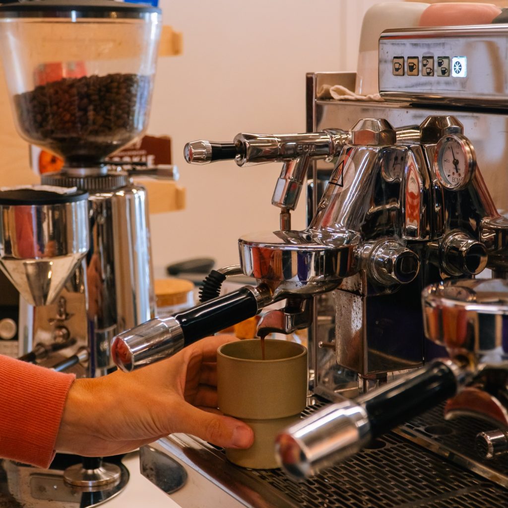 Café de specialité
Déguste notre café de specialité torrefié par Versatile et preparé par notre machine espresso ECM